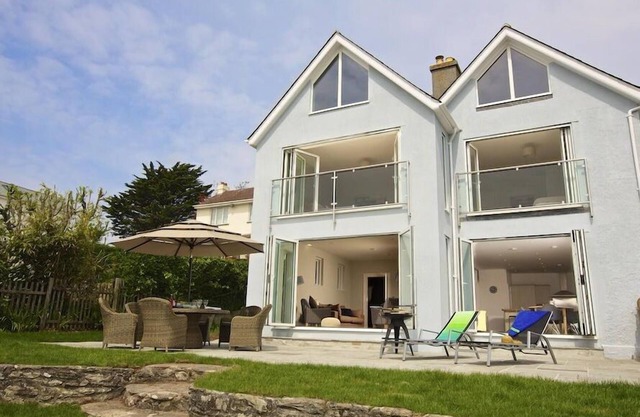 SUNDOWNERS, pet friendly, luxury holiday cottage in Salcombe