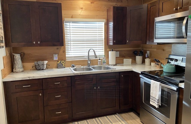 Sunflower Cottage - No Fees - near Six Flags, Boerne, and UTSA