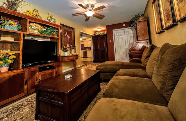 Sunflower House - Large Covered Patio & Great Family Spaces - Centrally Located