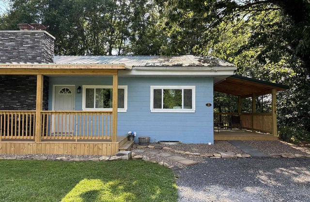 Sunkist Wall at Blossom Hill Cottages, 2 BR, beautiful cottage, close to it all!