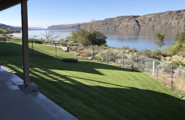 Sunland Estates waterfront home in the Cove close to Gorge Amphitheater