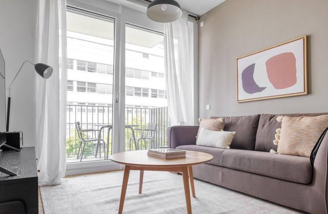 Sunlit Mitte 1BR nr Potsdamer Platz, by Blueground