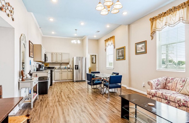 Sunlit retreat with a full kitchen, washer/dryer, & central AC