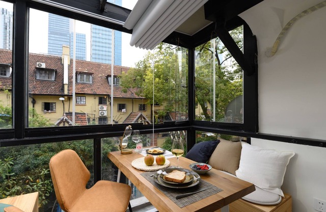 Sunny 1 Bdrm Apt W/ large Balcony facing Jing'An Kerry Center. Mins walk to Sbwy