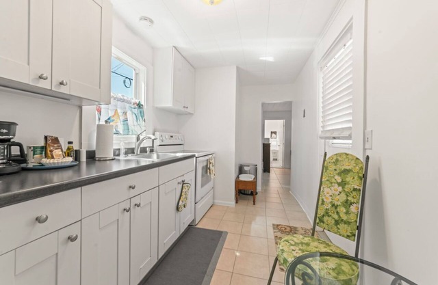Sunny 2-bedroom Beach Bungalow in Lake Worth Beach just steps from the ocean!