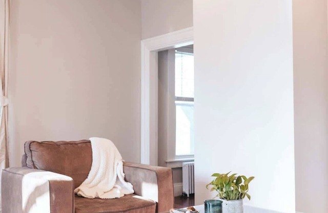 Sunny 2BR/1BA with Front Porch & Parking
