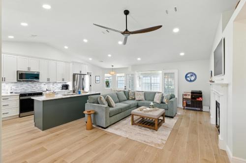 Sunny 3BR with Hot Tub & Game Room Home