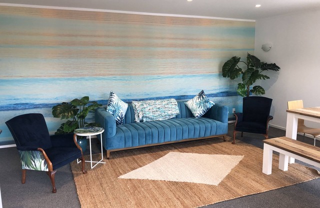 Sunny Beach Retreat in Mairangi Bay