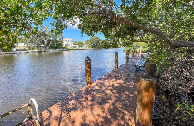 Sunny Central Sarasota Retreat