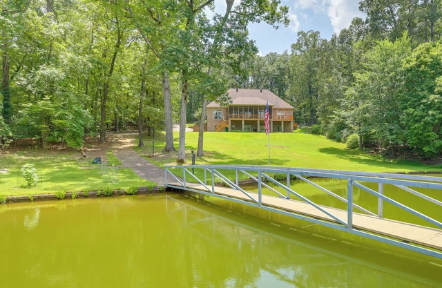 Sunny Coosa River Hideaway w/Boat Dock & Slip!