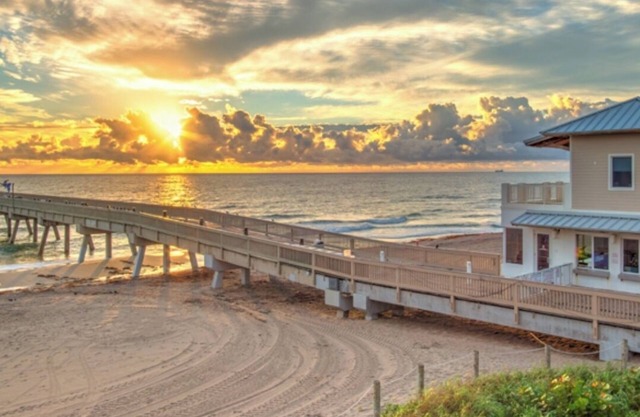 Sunny Cottage Vibes! Beach & Dining Walkable!
