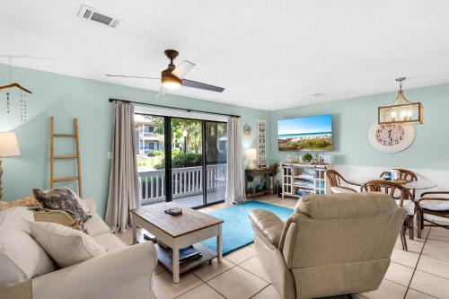 Sunny Daze at Beachwood Villas - Walk to Beach Outdoor Pools & More