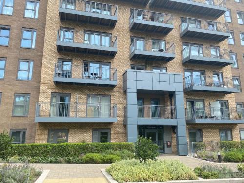 Sunny Gardens 3-Bed Apartment in London