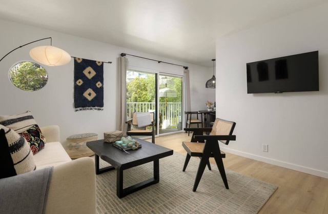 Sunny Getaway | 10 Min to SB