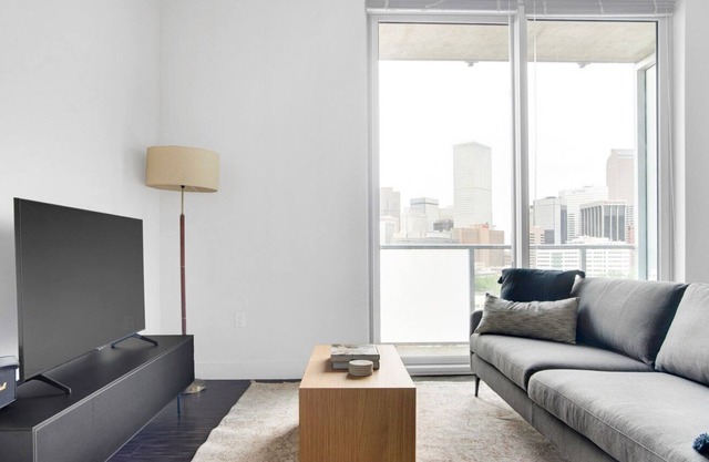 Sunny Golden Triangle 1BR w/ Gym & Pool nr Art Museum, by Blueground