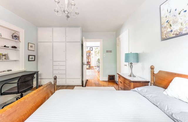 Sunny Guestroom in private home. Seasonal Hot Tub & Pool!