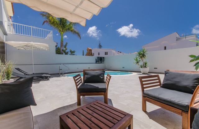 Sunny Holiday Villa Maspalomas with private heatable pool