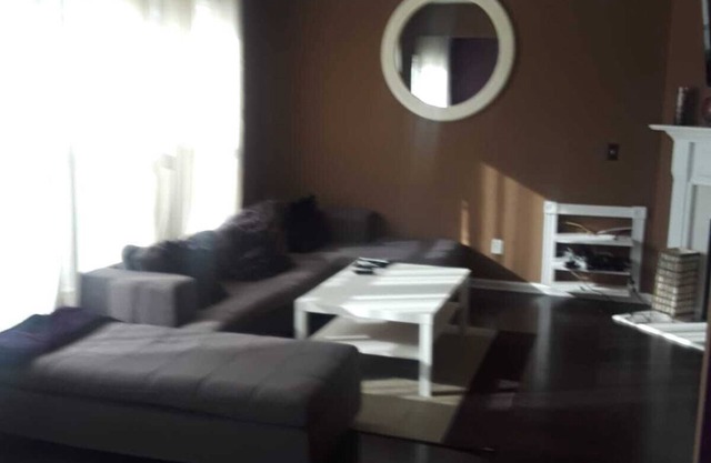 Sunny home overlooking pond. Monthly stays welcome!