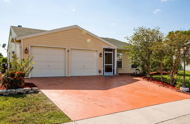 Sunny home with private screened pool, spacious patio & fast WiFi