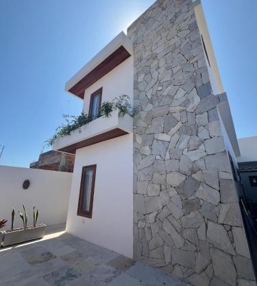 Sunny Kite House Prea