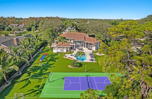 Sunny Luxury Villa w/POOL near Downtown!