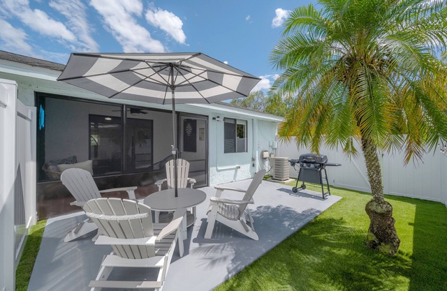 Sunny Oasis: Villa Retreat! Relaxing tropical getaway close to beautiful beaches