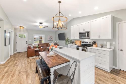 Sunny Retreat Near Downtown & Beaches