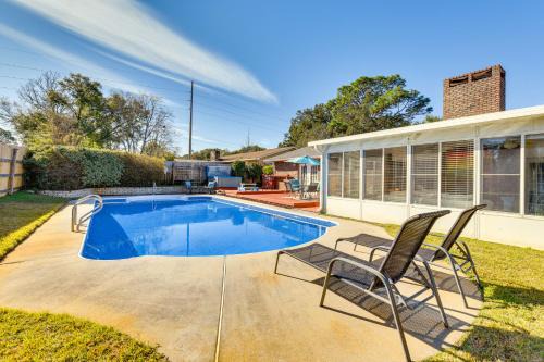 Sunny Retreat with Hot Tub in Fort Walton Beach!