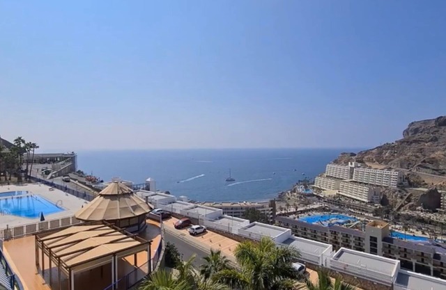 Sunny Seaview Modern apt - Pool and Beach Access