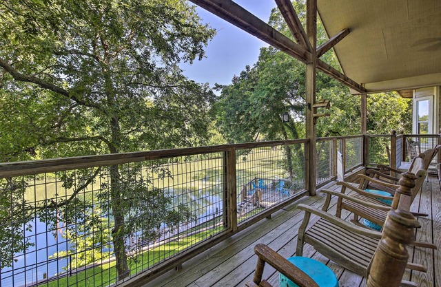 Sunny Seguin Retreat w/Canoes on Guadalupe River!