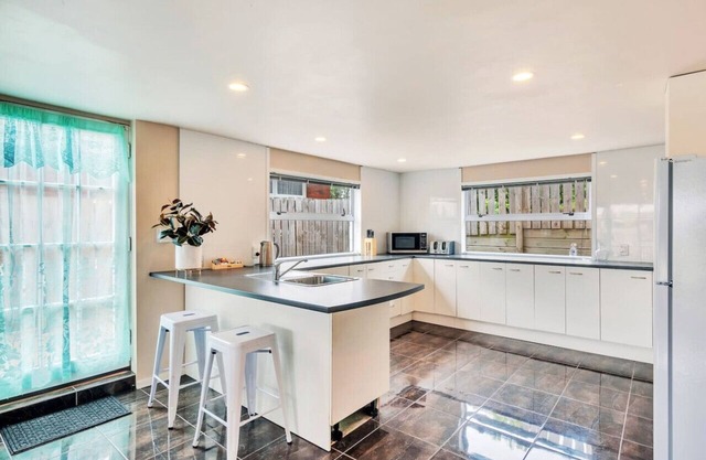 Sunny Side Getaway with Parking and Aircon