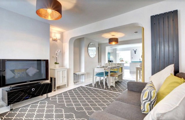 Sunny Side House - Great Central Location, Modern & Homely.