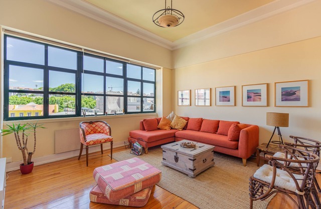 Sunny, spacious, very homely apartment in the heart of Lisbon