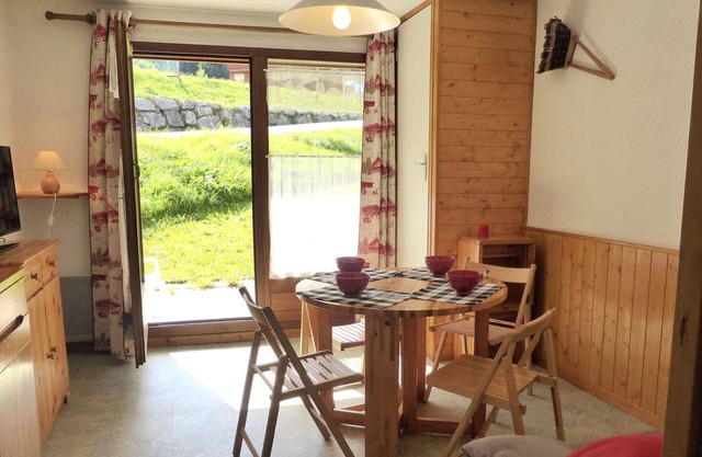 Sunny Studio Cabin at the Foot of Planay Slopes, Perfect for Families