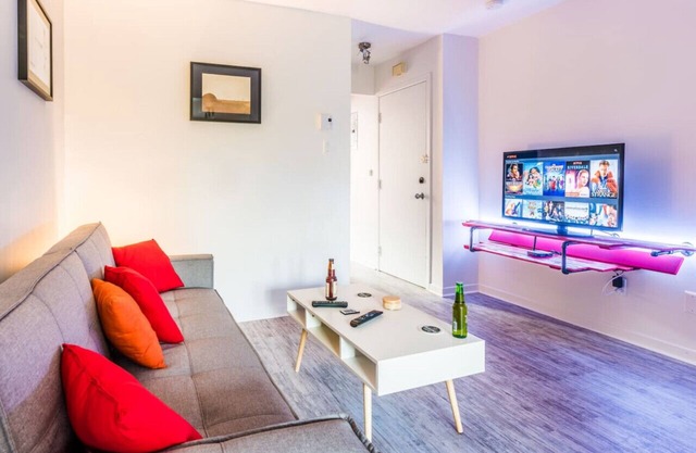 Sunny Top-Floor Apartment Near Metro & Shopping!