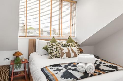 Sunny TopFloor 1BR , Balcony Views Sleeps 3