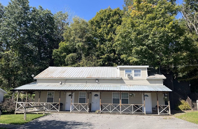 Sunnyside Apartment #2, 1 of 3 - 1/2 mile to Dreams Park gate, pool