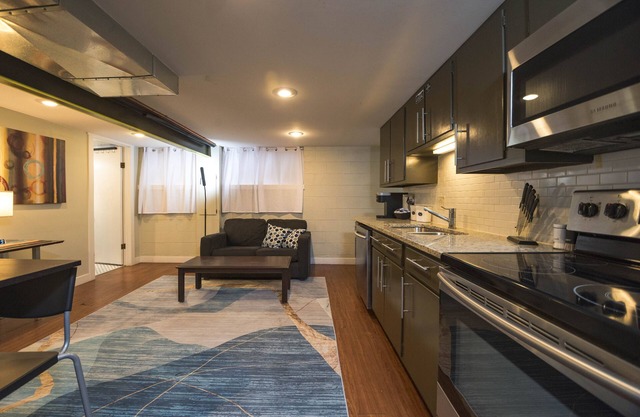 Sunnyside Compound: Great for Groups! Hot Tub, Game Room, Sleeps 22 - 420ok!