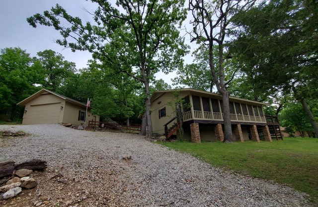 SUNRISE BLISS- Lakefront; Minutes to Dam Site Park and Indian Creek Park