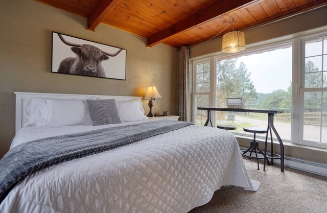 Sunrise Cabin at Highland Meadows - King Bed and Views