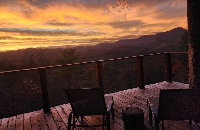 Sunrise Cabin With Mountain View