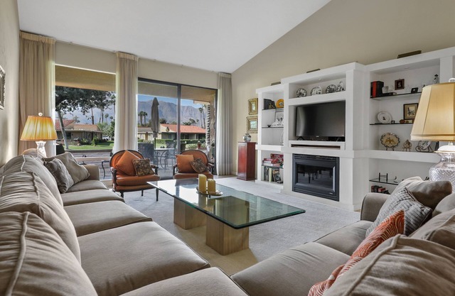 Sunrise Country Club with Spectacular Mountain, Golf Course and Sunset Views!