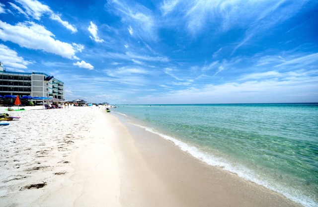 SUNRISE ON MILLCOLE-Newly Renovated 2/2 one block to beach