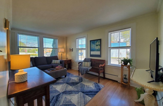 Sunrise Suite, near Rockland Harbor, walk to DT