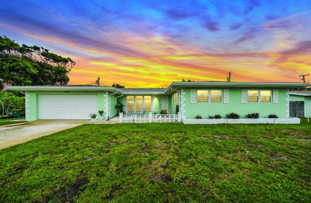 Sunset Bay - 4 Bedroom Pool Home Blocks to the Beach