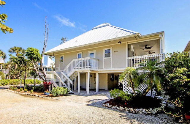 Sunset Captiva 38 - Short walk to beach, pool, dock in Village area of Island