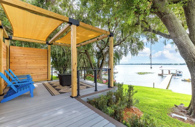 Sunset Cove Cottage – Breathtaking Lake Views & Lakeside Living