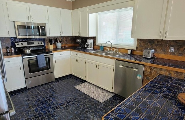 * Sunset Dreams off Bay * Large Home sleeps 14 * (Madre Azul Bay House) by RedAwning