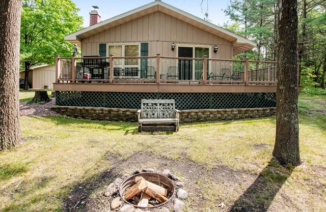 Sunset Getaway | Lake house in Nekoosa with wood-burning fireplace & grill