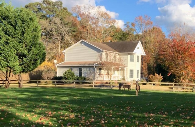 Sunset in Sunnywood: A peaceful retreat with a PRIVATE POOL!